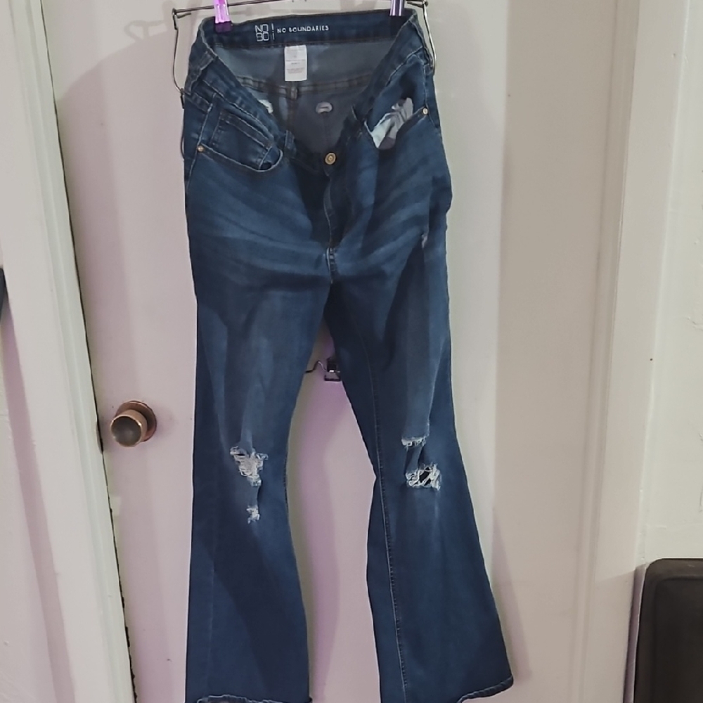 No Boundaries Women's Flare Jeans - Medium Blue